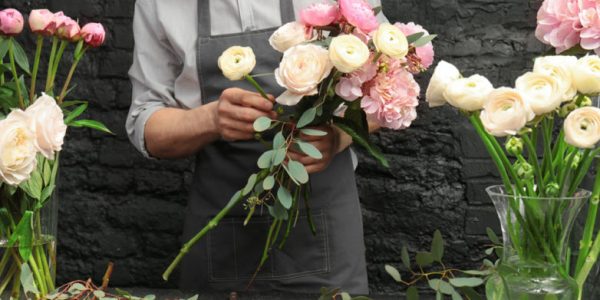 Male,Florist,Creating,Beautiful,Bouquet,In,Flower,Shop,,Close,Up